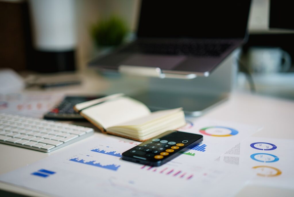 Outsourced bookkeeping UK accountant using cloud software to manage quarterly MTD update deadlines